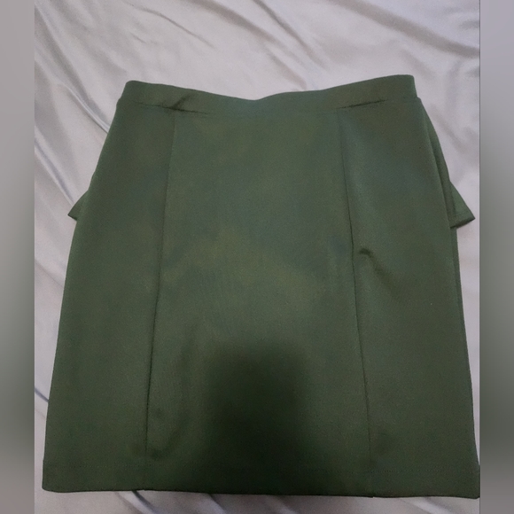 Green mini skirt - Picture 1 of 4